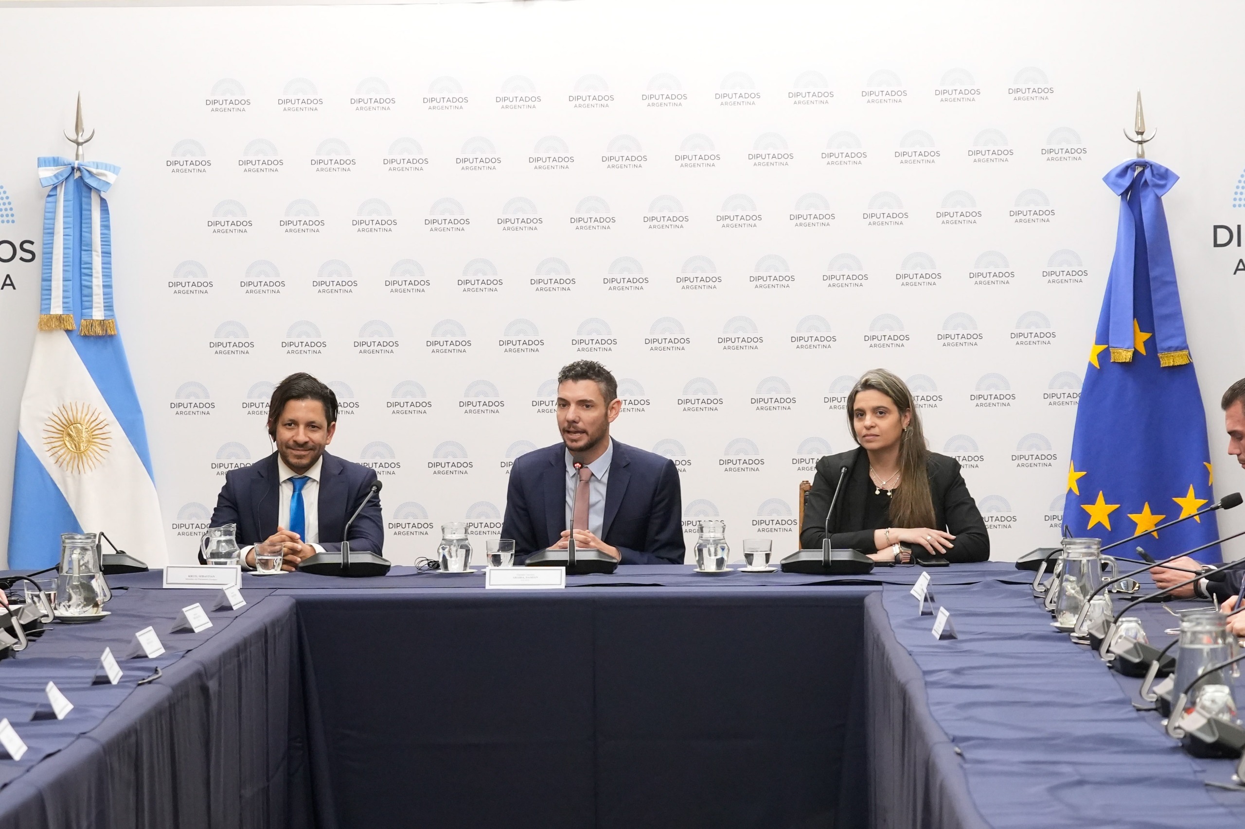 Encuentro parlamentario con banderas argentina y europea en Diputados