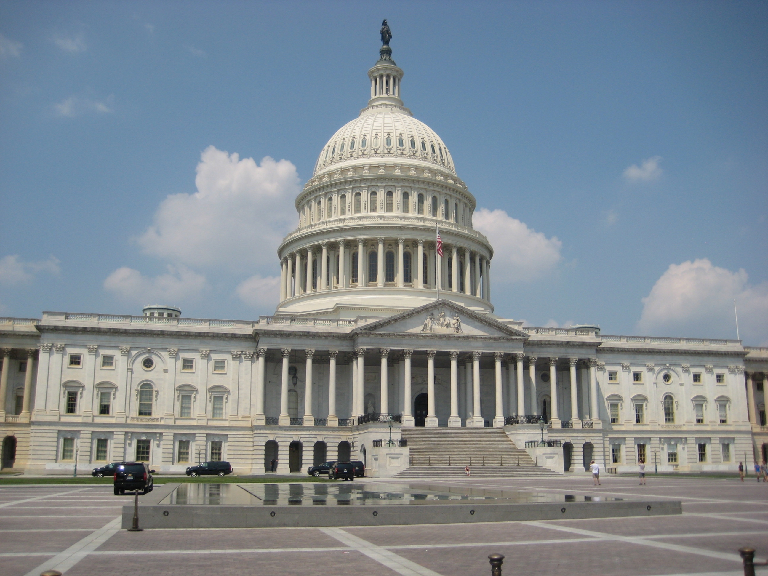 Fachada del Capitolio de Estados Unidos bajo un cielo azul