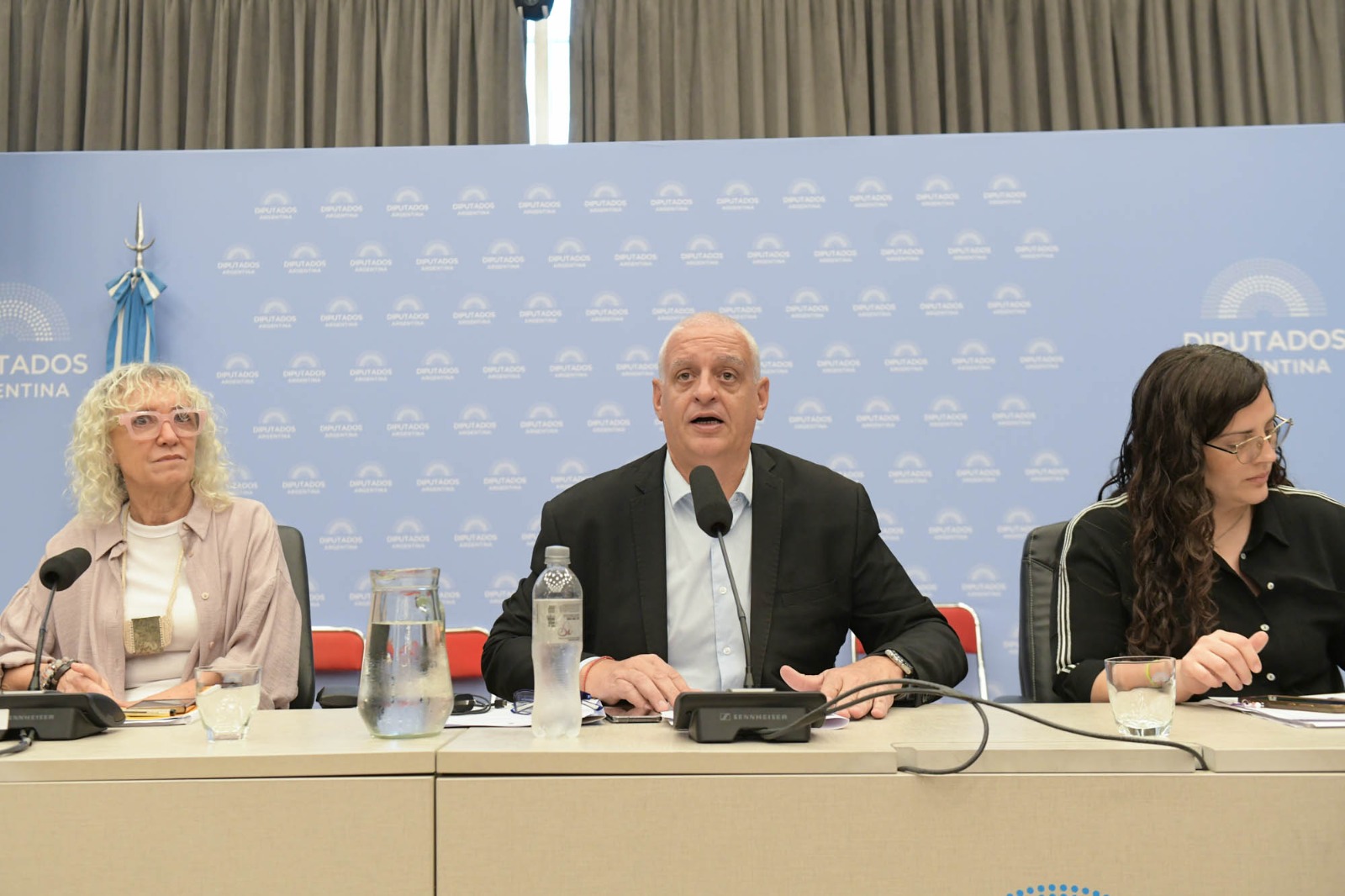 Participantes de una reunión de la Comisión de Derechos Humanos en Diputados